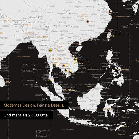 Ausschnitt einer Zeitzonen-Weltkarte in Farbe Dark Black (Schwarz-Weiß) zeigt Karte von Asien und verschieden farbigen Pins zur Markierung von besuchten Reisezielen