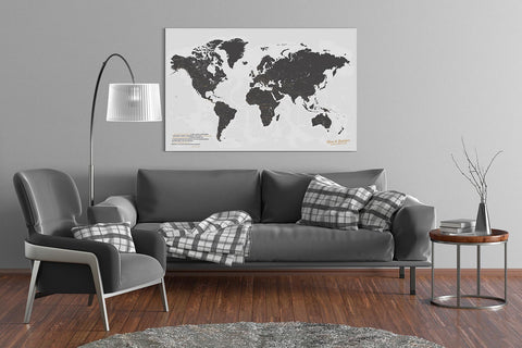 Wohnbeispiel mit einer dunkelgrauen Weltkarte als Pinnwand