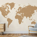 Dekoriertes Wohnzimmer mit einer Weltkarte als Foto-Tapete in Bronze