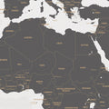 Detail einer schlichten Weltkarte Foto-Tapete in Grau-Weiß als Wandbild