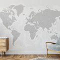 Dekoriertes Wohnzimmer mit einer Weltkarte als Foto-Tapete in Hellgrau