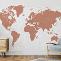 Dekoriertes Wohnzimmer mit einer Weltkarte als Foto-Tapete in Kupfer