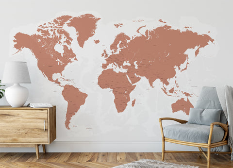 Dekoriertes Wohnzimmer mit einer Weltkarte als Foto-Tapete in Kupfer