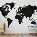 Dekoriertes Wohnzimmer mit einer Weltkarte als Foto-Tapete in Schwarz-Weiß